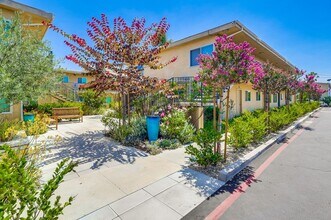 Interior Photo - 3528 W Adams Blvd
