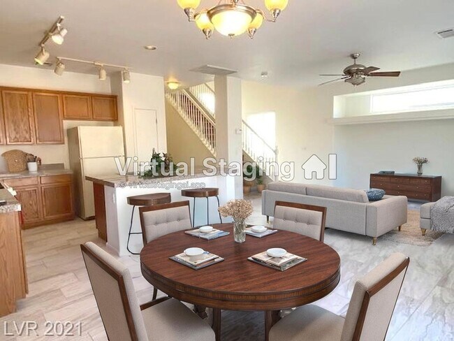 Foto del edificio - Gated Community! Fabulous 4 Bedrooms Plus Large Loft. One Bed and Bath Downstairs.