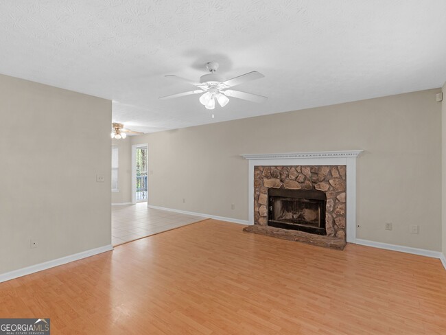 Building Photo - 460 Willow Ln