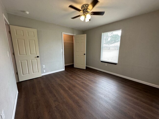 Building Photo - 2 Bedroom, 1 Bathroom Newly Remodeled Duplex