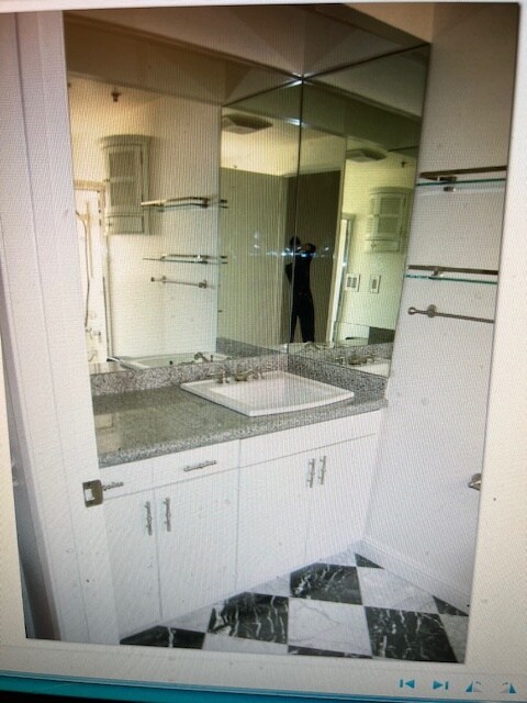 Baño - 410 S Barrington Ave