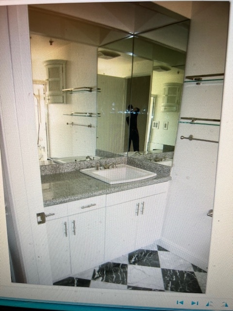 Bathroom - 410 S Barrington Ave