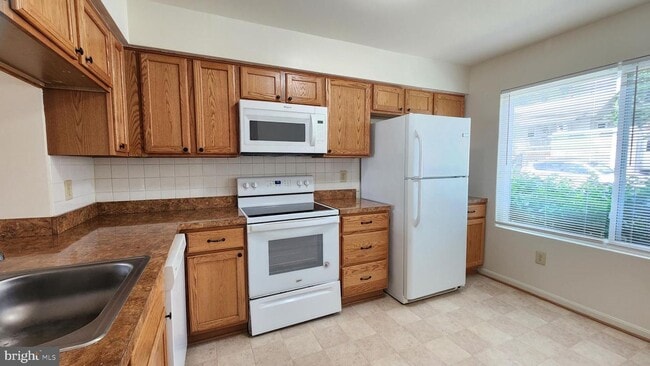 Building Photo - Arlington Townhouse With Attached Garage!