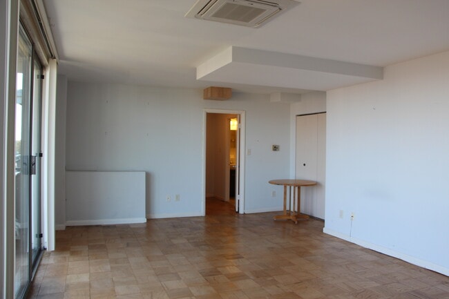 Building Photo - Parliament House Apts