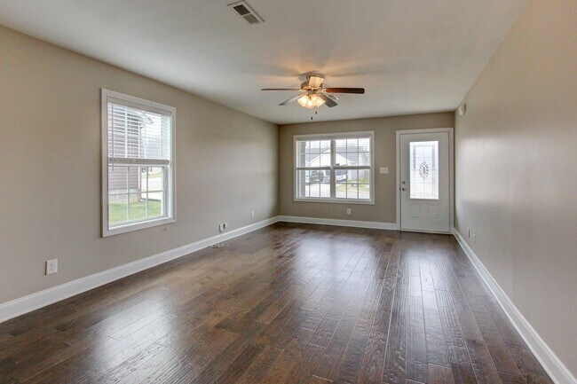 Building Photo - Sweet 3 bed 2 bath.  No Backyard Neighbors.