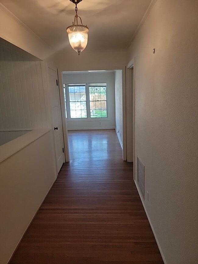 Foto del edificio - 3 bedroom 2 bathroom with 1 bedroom house in back