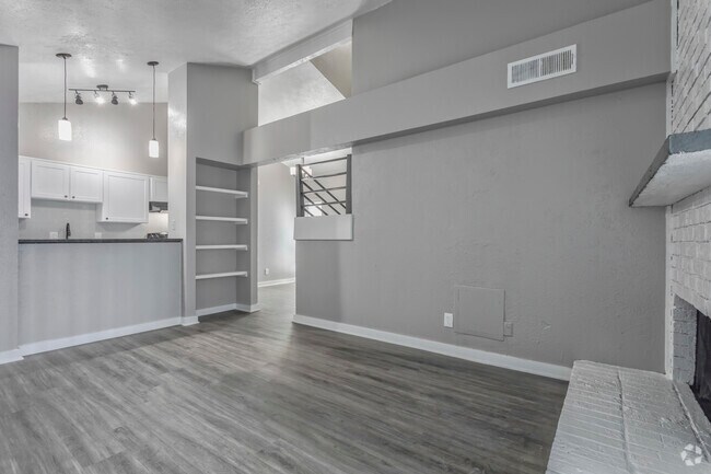 2 habitaciones, 2 baños, 1059 pies cuadrados, B2T, sala de estar - Maverick Oak Lawn Townhomes