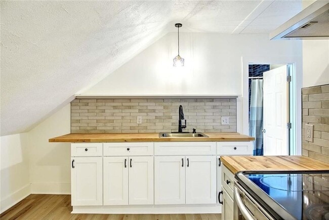 Building Photo - 21 Brewster St