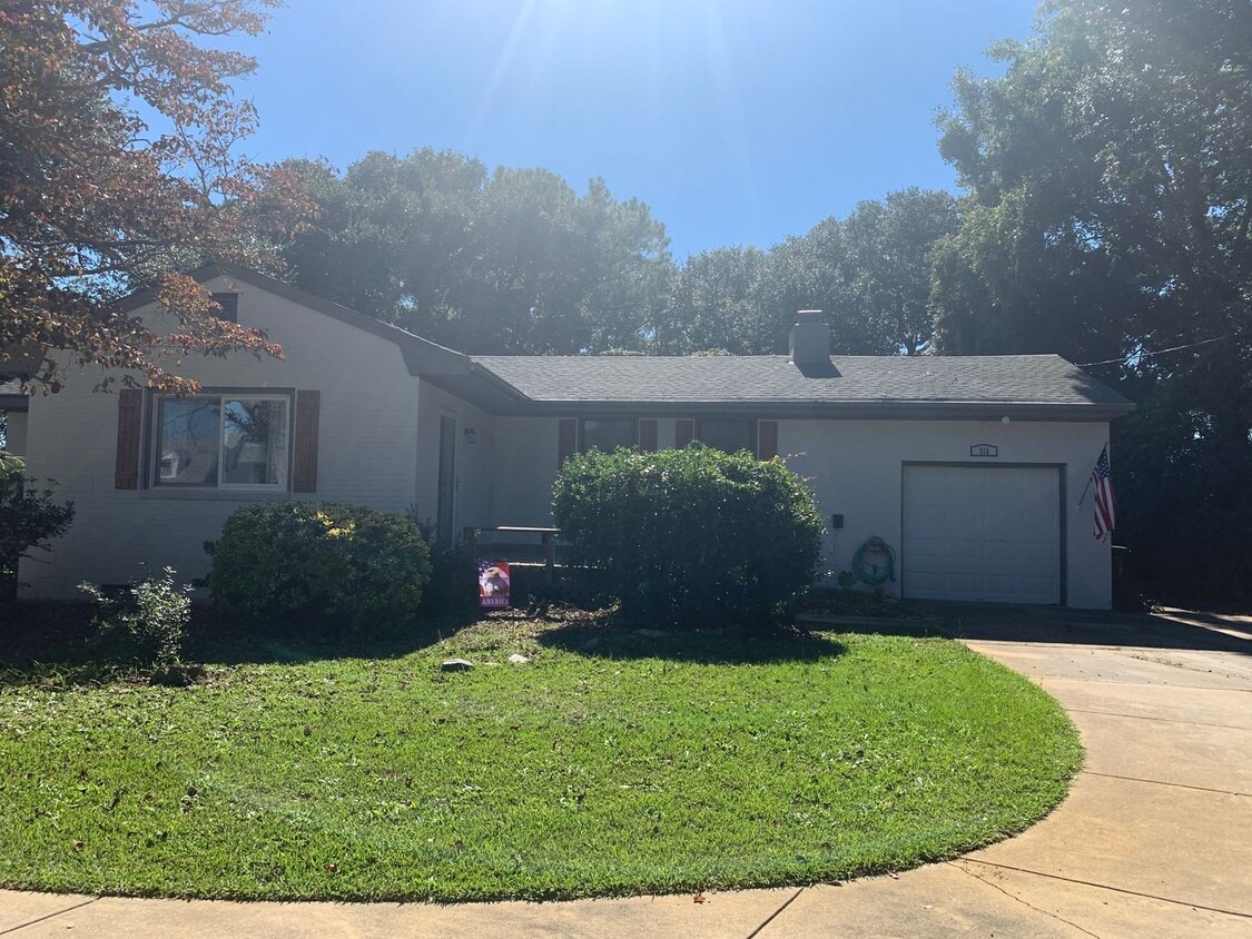 Primary Photo - 3 Bedroom 2 Bath Home in Point Harbor Avai...