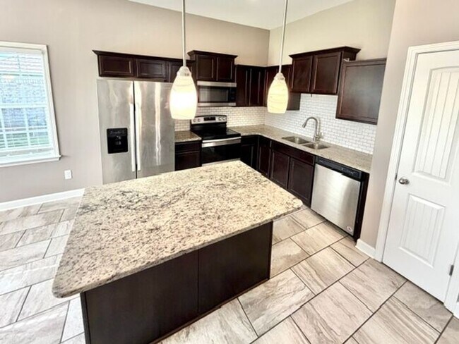 Foto del edificio - Now Leasing a 5 Bedroom 3 Bath Home In Olive Branch At Stateline