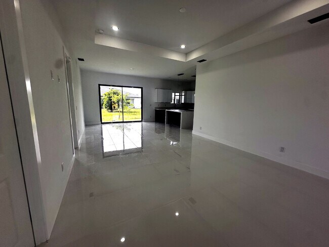 Foto del edificio - 2446 Embers Pkwy W