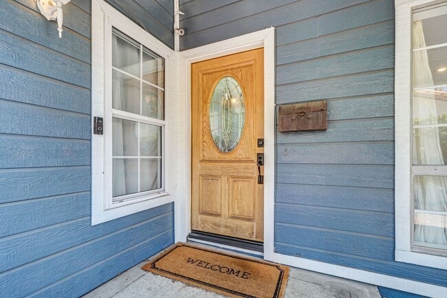 Foto del edificio - 14501 Wesfall Rd., Tustin CA 92780 5 BR, 3...