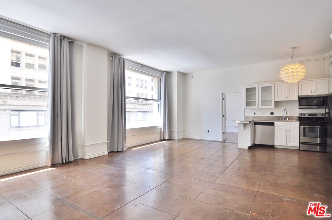 Foto principal - 215 W 7th St