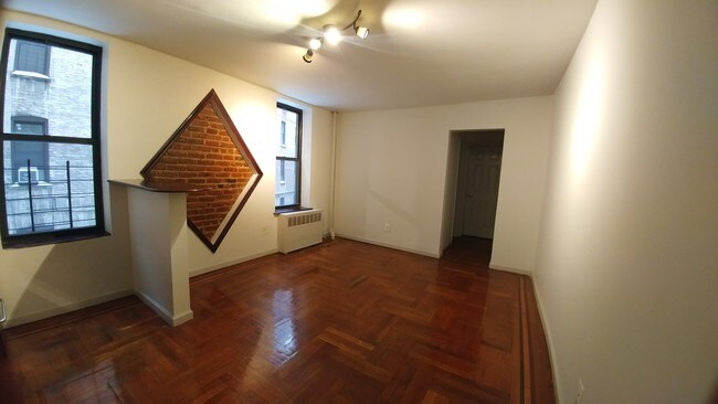 Building Photo - 585 E 21st St