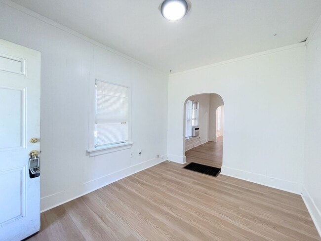 Building Photo - 1 bedroom duplex close to Dillons
