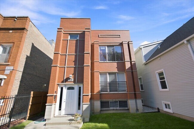Building Photo - 3528 W Shakespeare Ave