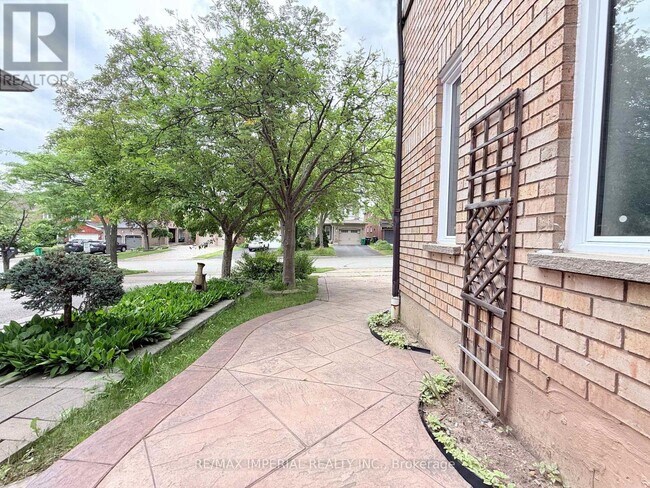 Building Photo - 5735 Tayside Crescent