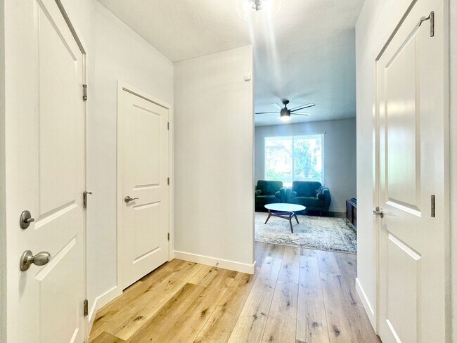 Building Photo - Beautiful Townhome at Pages Hollow!