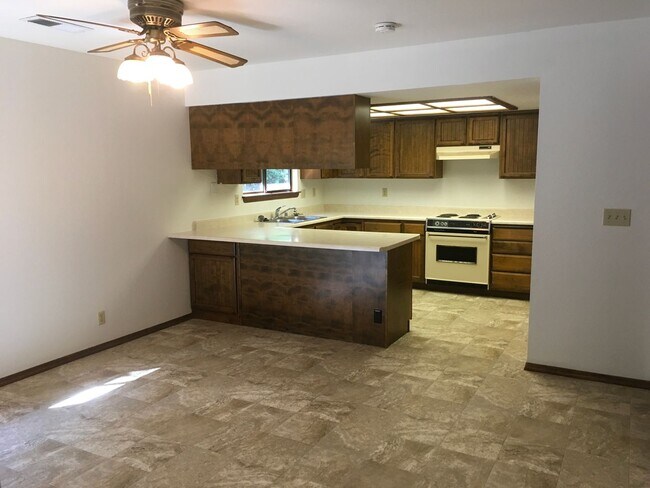 Building Photo - Arroyo Manor 3 Bedroom- Large Fenced Yard!