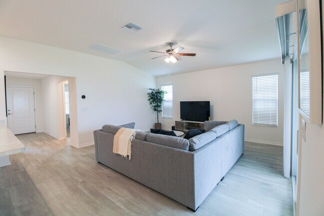 Foto del edificio - 7637 Rutherford Ln