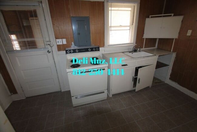 Building Photo - 1 Bedroom, 1 Bath with Washer/Dryer Hookup...