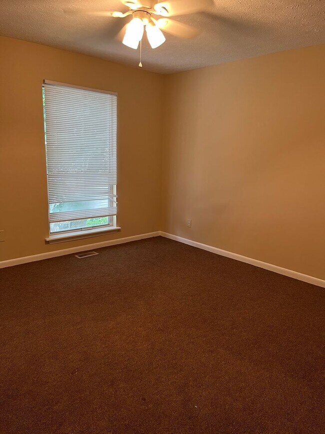 Foto del edificio - 2 Bedroom 1 1/2 Bath Townhome