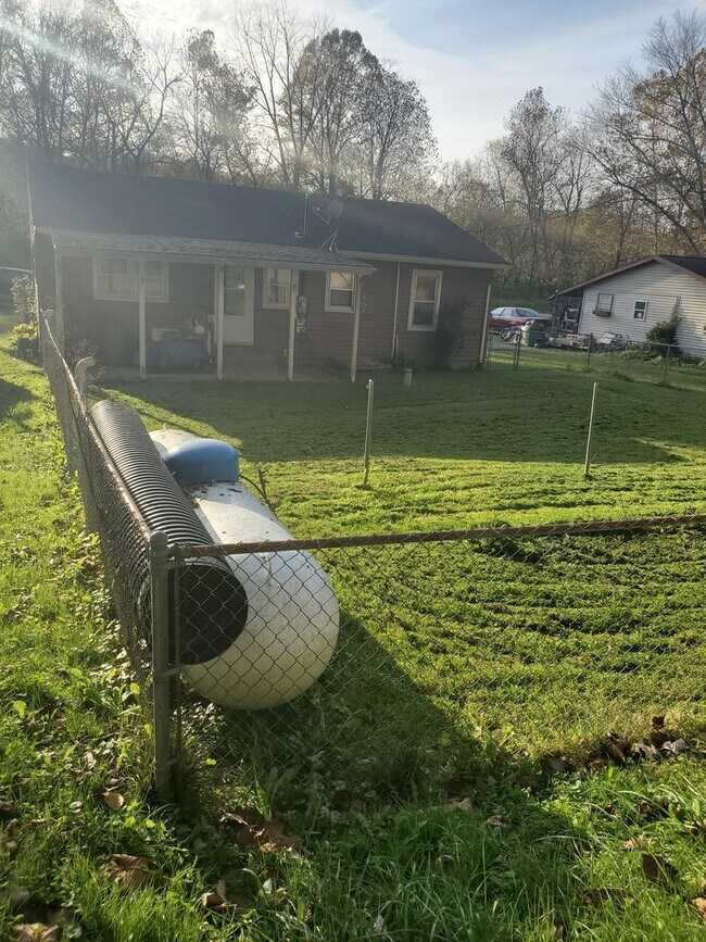 Building Photo - 3 Bed 1 Bath, Washer Dryer Hookup , Fenced in yard $1300 , $2800 to move in