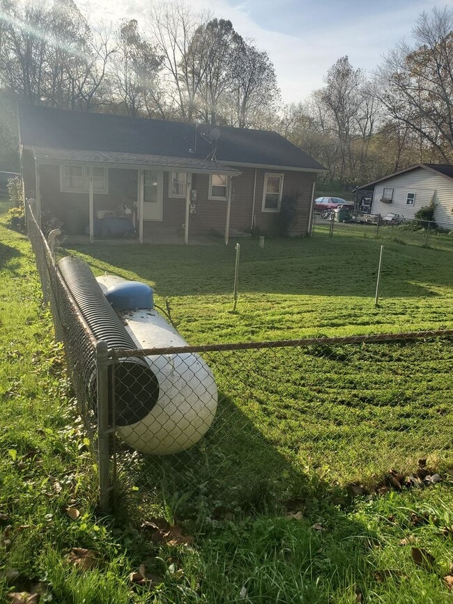 Foto del edificio - 3 Bed 1 Bath, Washer Dryer Hookup , Fenced in yard $1300 , $2800 to move in