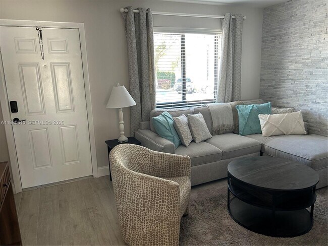 Foto del edificio - 5555 Ludlam Rd