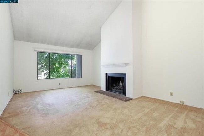 Foto del edificio - 3 bedroom 2.5 bathroom townhome w/ 1 car garage in desirable Pleasant Hill neighborhood.