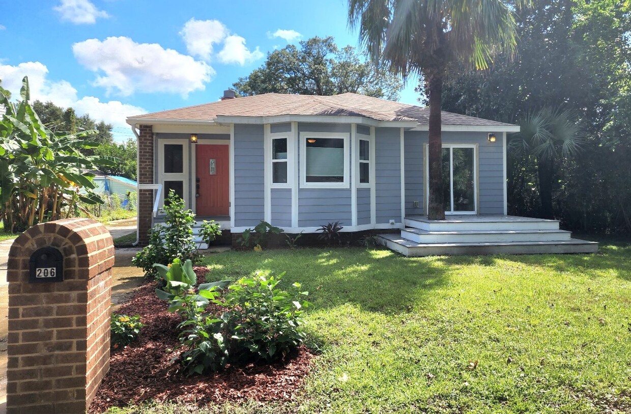 Primary Photo - Completely Remodeled Navy Point 3 Bedroom,...