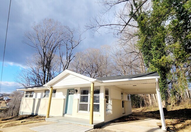 Foto del edificio - Three Bedroom Ranch Style House in Madison Heights