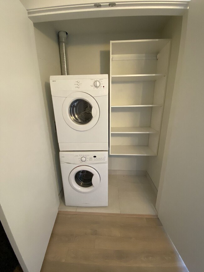 Photo du bâtiment - Spacious 2-Bedroom Condo-Stunning City and Mountain Views-Tandem Parking (IP090)