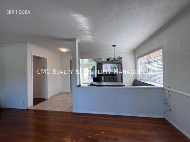 Building Photo - 3 bedrooms, 2 baths plus a bonus room with...