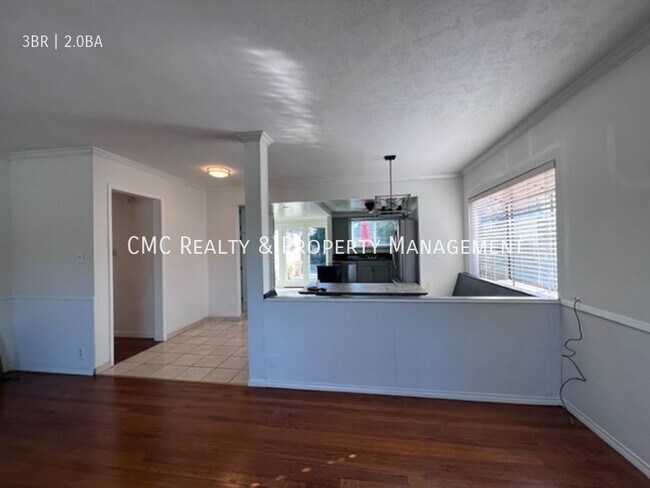 Foto del edificio - 3 bedrooms, 2 baths plus a bonus room with...