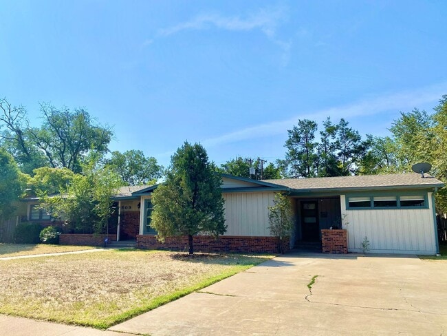 Building Photo - Summer 2025 - Over 2,000 Sq. Ft. in Maedgen!