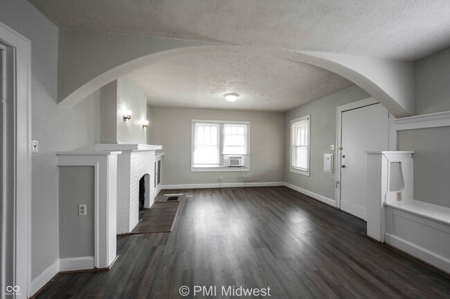 Building Photo - 824 E 44th St