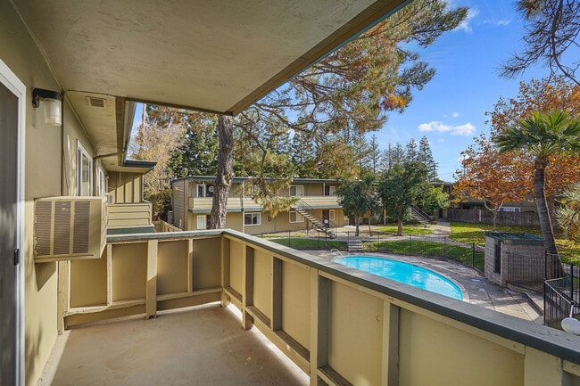 Building Photo - Emerald Estates Apartments