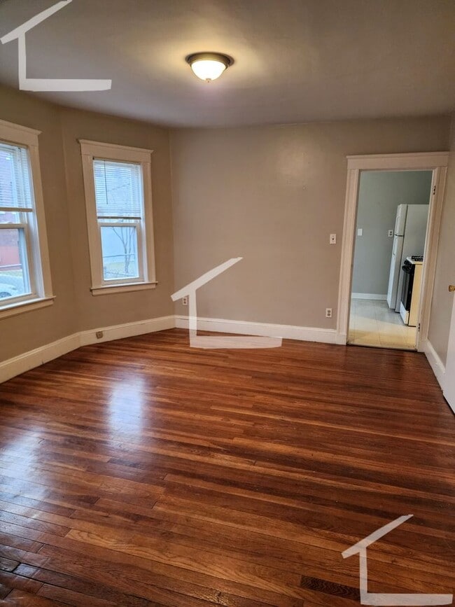 Building Photo - $500 Rebate upon closing!  Spacious, beautifully maintained apt in great area!  Large Bedrooms, L...
