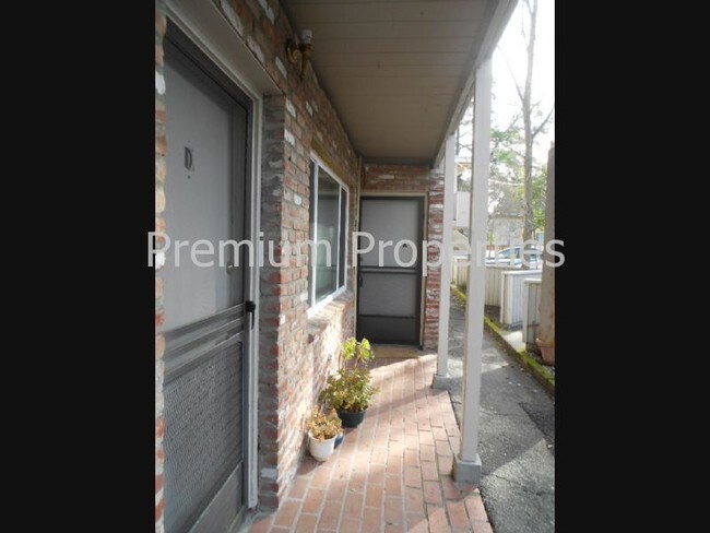 Building Photo - 942 Hough Ave