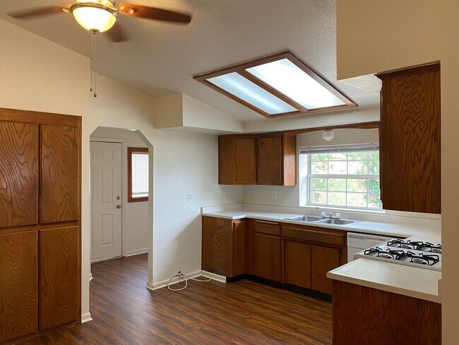 Foto del edificio - Well maintained home in convenient location w/seasonal landscaping incl.