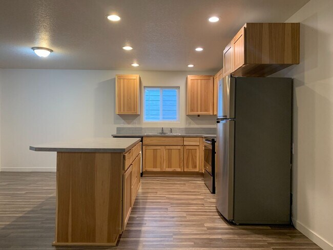 Building Photo - Newer 3 bed 2 bath Home in Kalama! Laminate all throughout main! Stainless Steel Appliances!