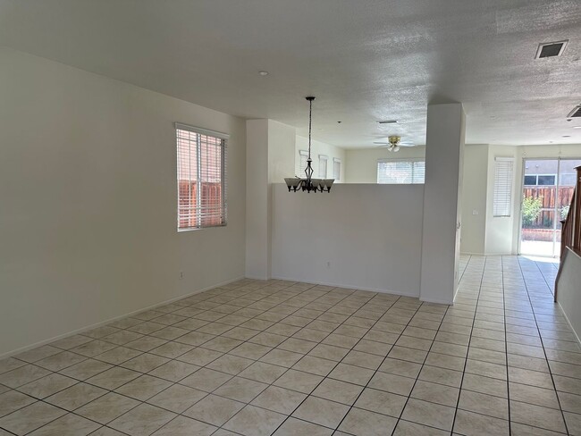 Foto del edificio - 4 Bedroom 3 bathroom Riverwalk Home!