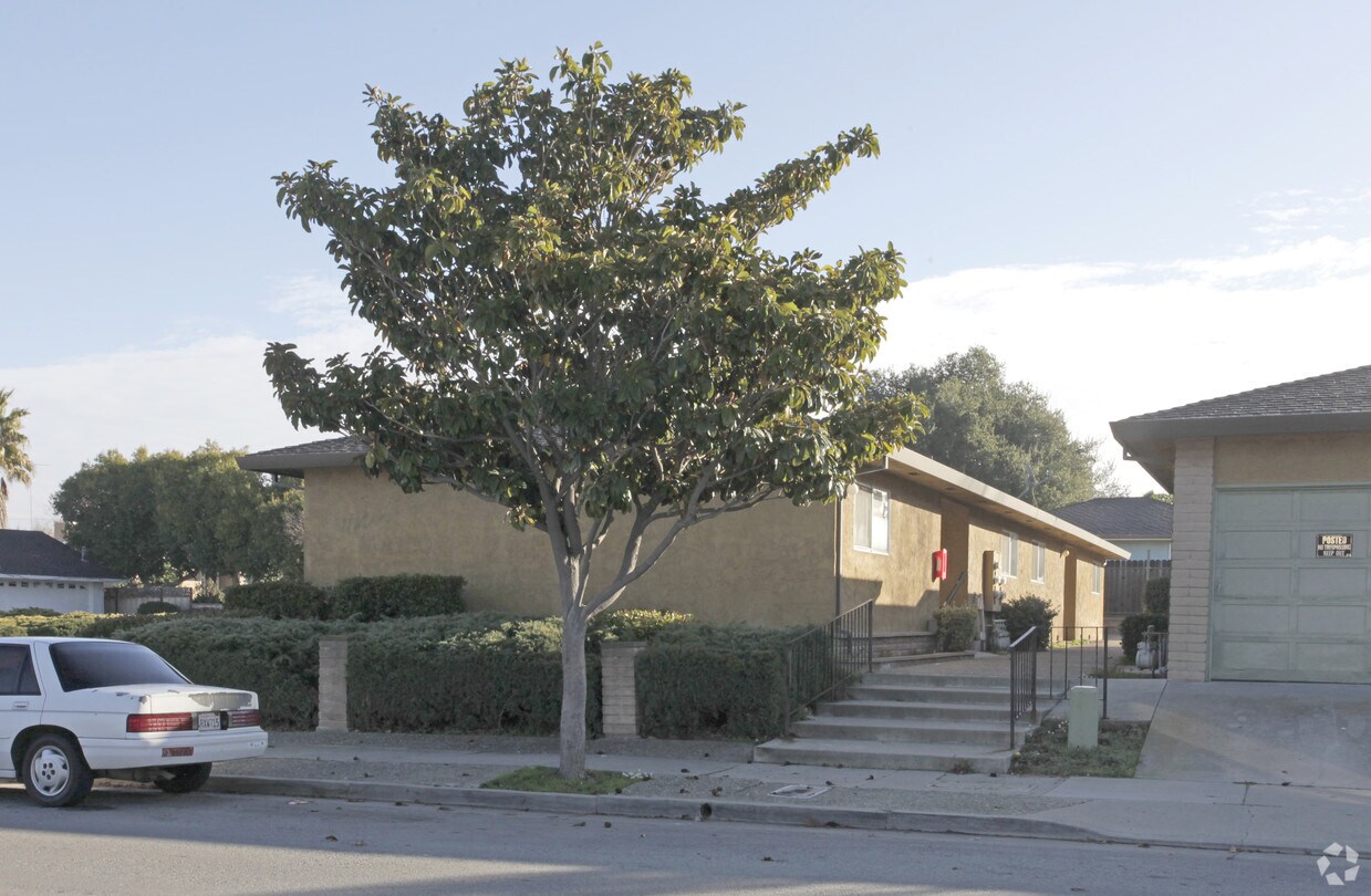 Building Photo - 1001 Sunset Dr