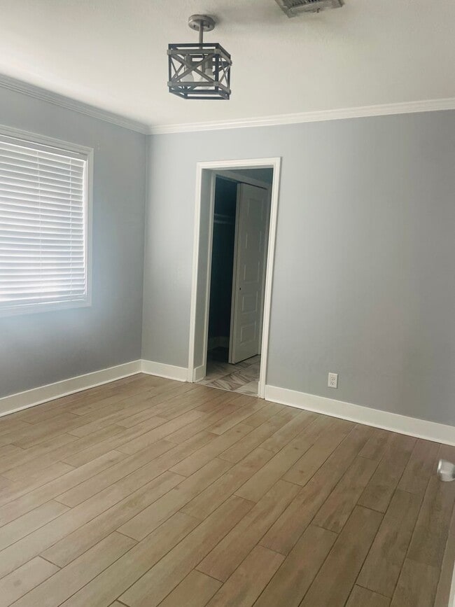Building Photo - 3 Bedroom/2 Bathroom - Move-In Ready!!