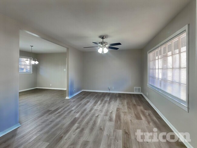 Foto del edificio - 4930 Sugar Creek Dr