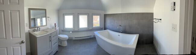 2nd Floor Bathroom w/ Tub - 57 Adams Ave