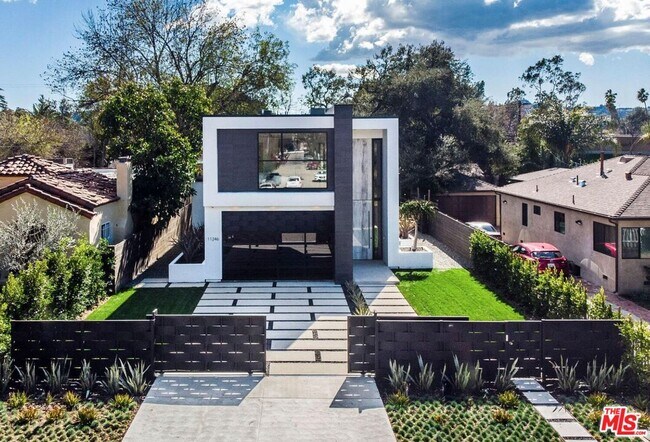 Foto del edificio - 11246 KLING St