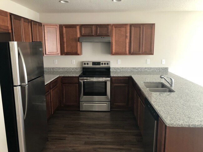 Building Photo - Spacious 3BED/2BATH! Awesome Location!