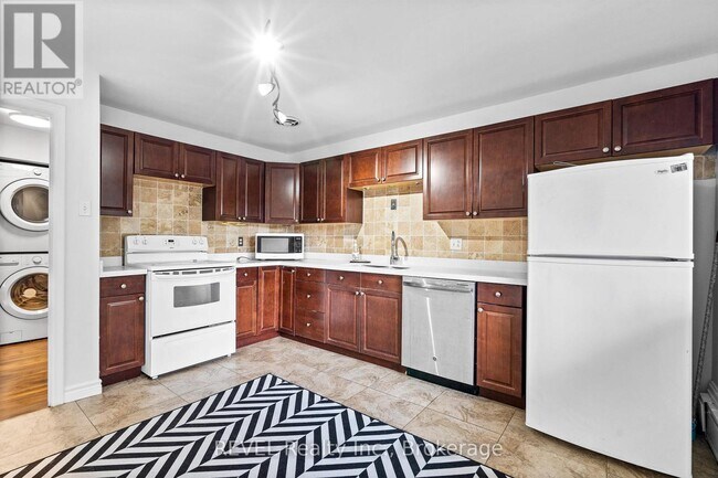 Building Photo - 462 Carlton St